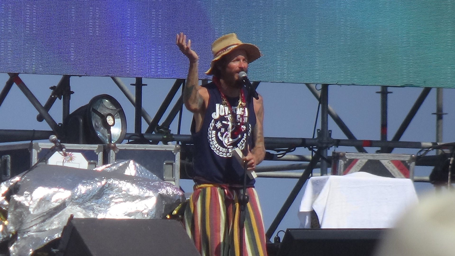 Jovanotti saluta la Calabria. Sul palco di Roccella Gianni Morandi e l’omaggio a Piero Angela – FOTO