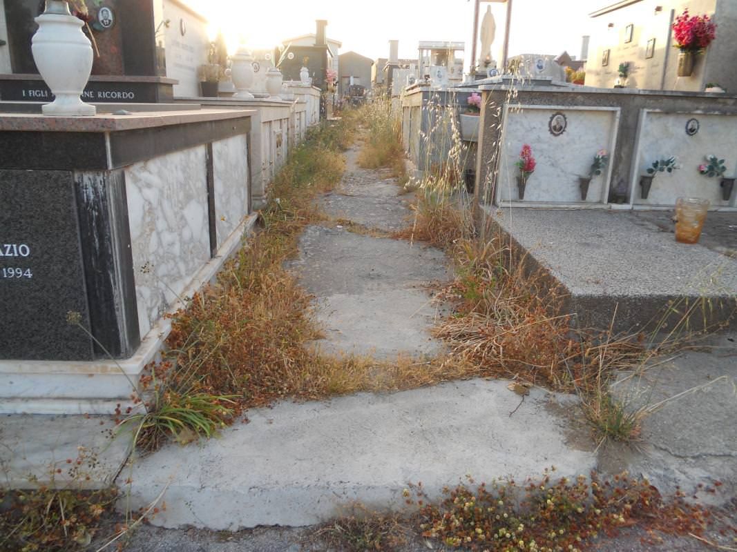 Locri, cadaveri spariti per creare "posti" abusivi