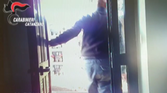 Percepiva il reddito di cittadinanza ma rubava portafogli al cimitero, arrestato – VIDEO
