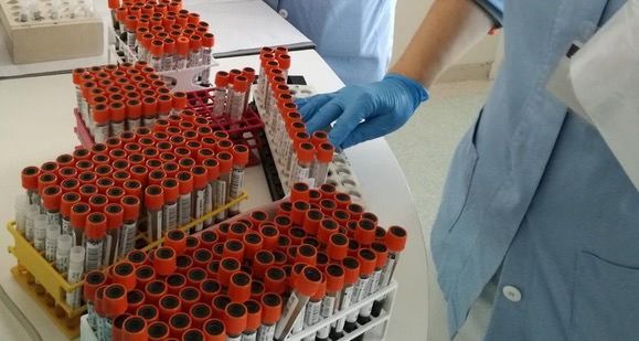 «Quell’audio è scioccante. È normale che i tamponi giacciano per giorni?»