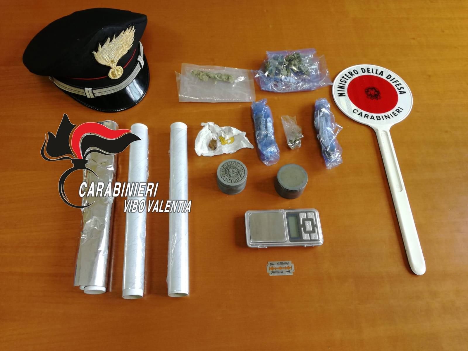 Droga in casa, denunciati un dipendente della Provincia di Vibo e il figlio