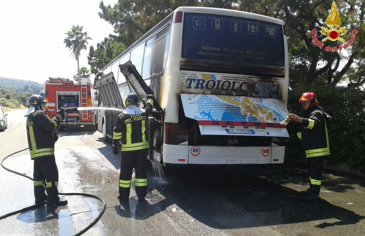 Pullman in fiamme nel Vibonese