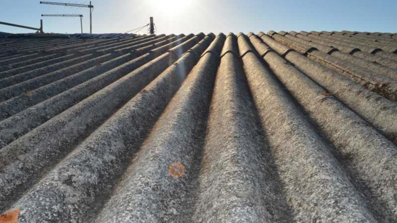 Reggio, bonifica e smaltimento amianto. «Il Comune ha perso i finanziamenti regionali»