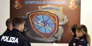 Bevono champagne e scappano senza pagare, Daspo Willy per due giovani a Catanzaro