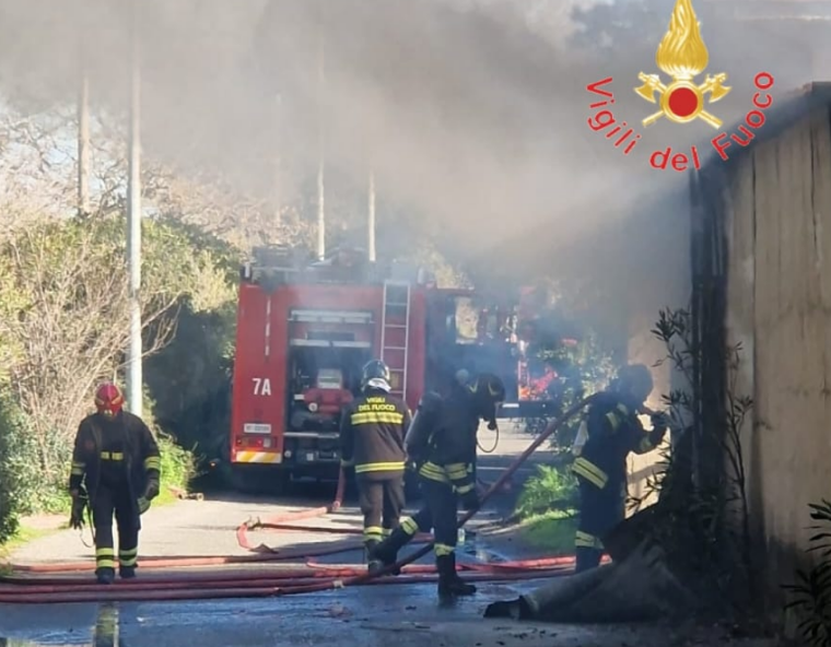 Maida, vasto incendio in un capannone commerciale: a lavoro i vigili del fuoco – VIDEO