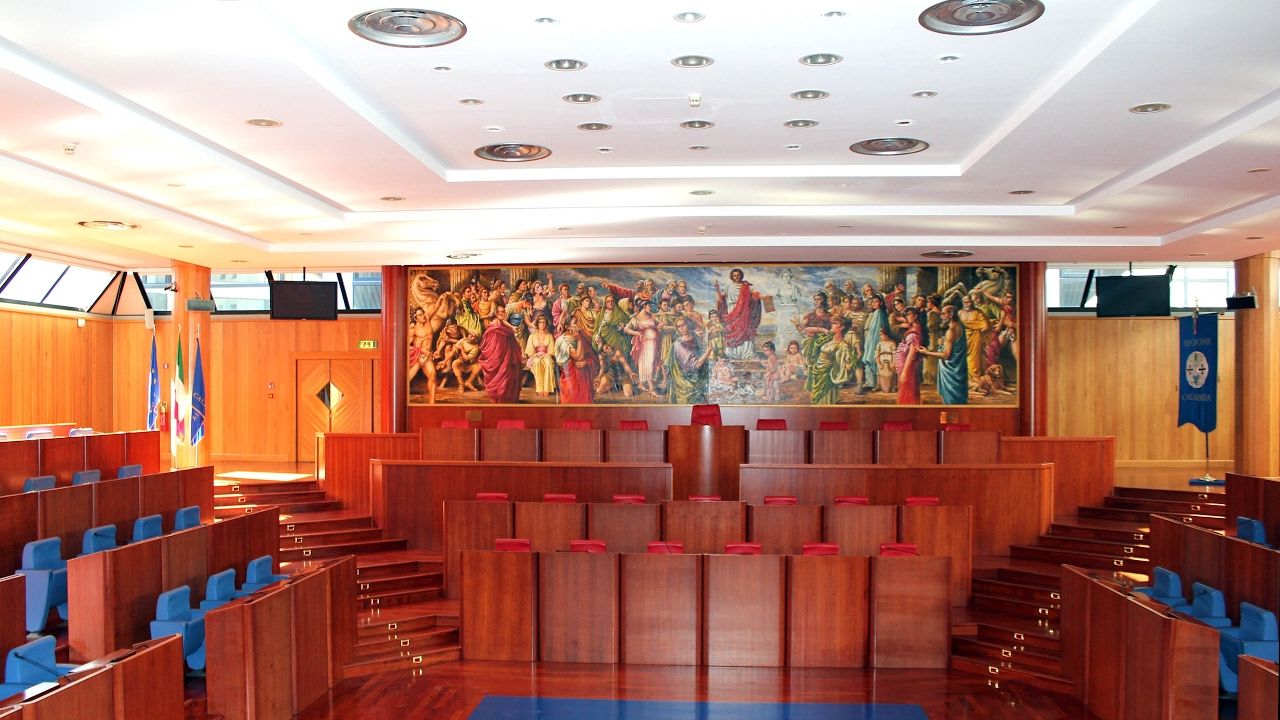 Finti tagli, vere poltrone e vitalizi. Quando la politica guarda (solo) al proprio ombelico