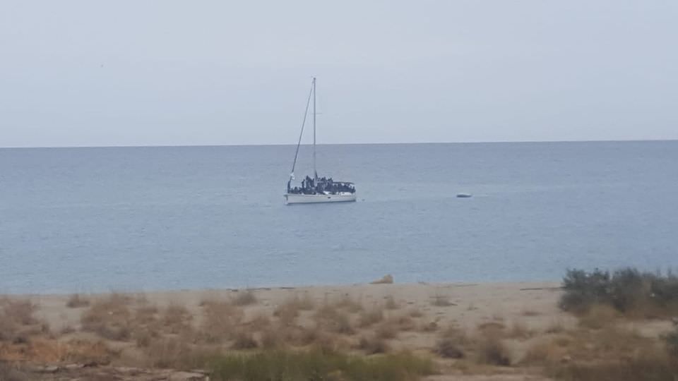 Nuovo sbarco della Locride, una cinquantina i migranti a bordo di una barca a vela – VIDEO