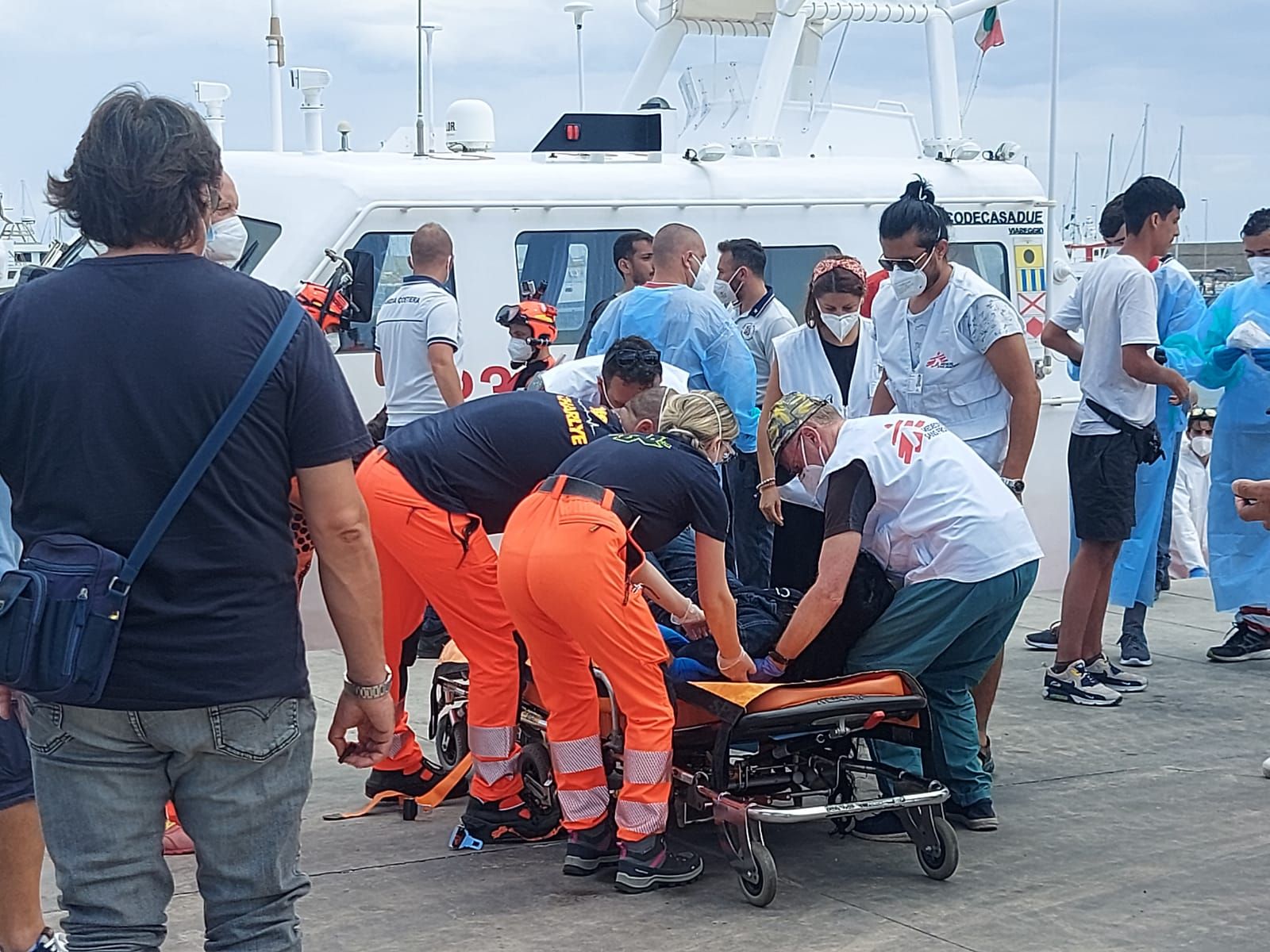 Malore per una giovane donna dopo lo sbarco: arrivano in 88 a Roccella Jonica – VIDEO e FOTO