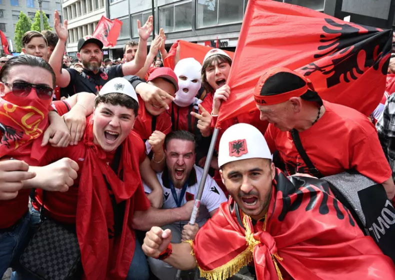 Dortmund, fermati 50 italiani con coltelli e bombe carta