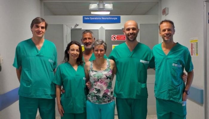 Le viene rimosso un tumore raro e “trasferiti” i nervi, donna recupera l’uso della gamba