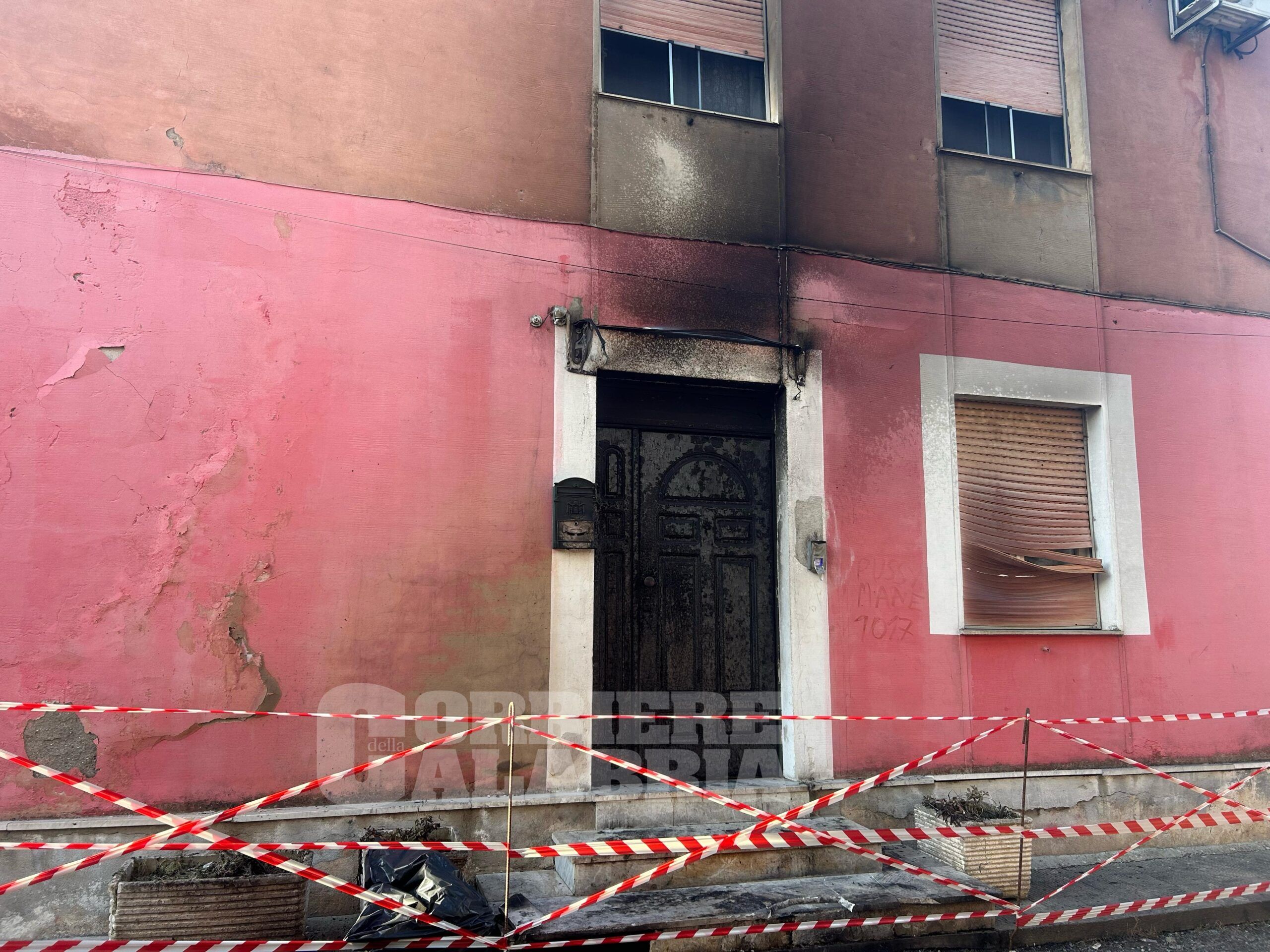 Intimidazione a Varapodio, 10 bambini erano nella canonica in fiamme. «Tragedia sfiorata»