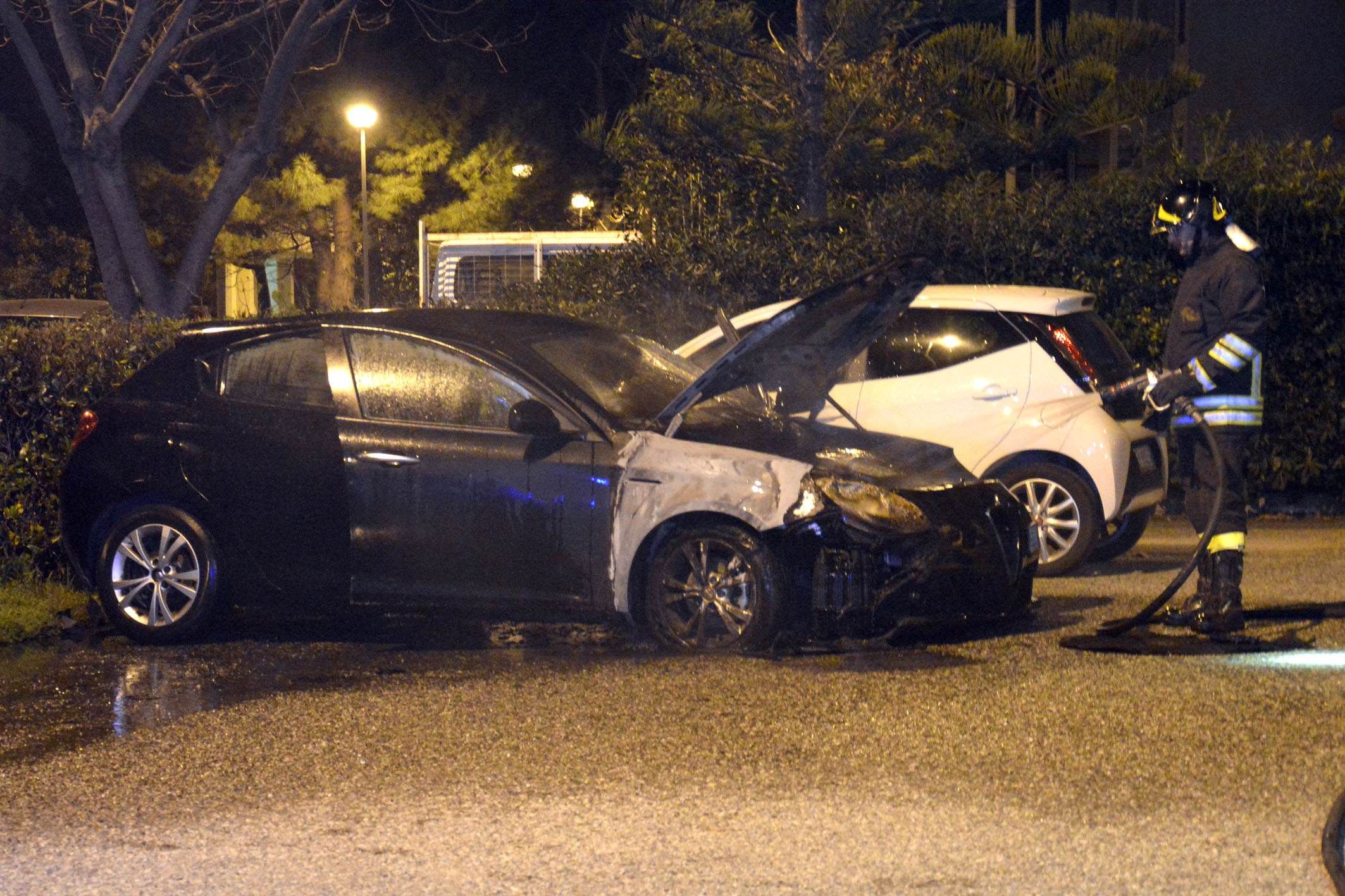 Crotone, incendiata l'auto di una dirigente comunale