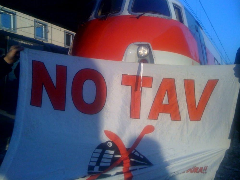 I "No Tav" bloccano il traffico ferroviario in Calabria