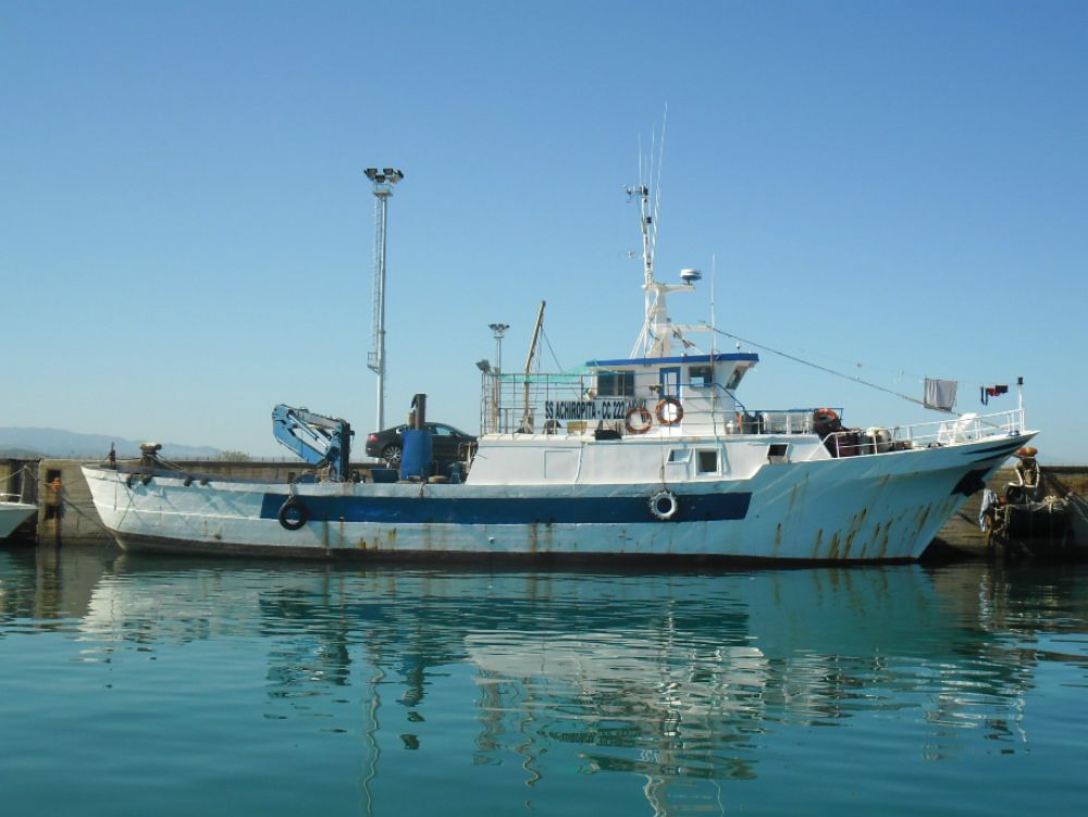Peschereccio affondato nel porto di Corigliano