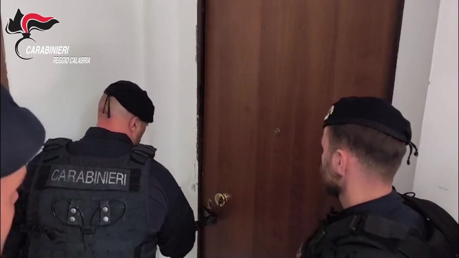 Reggio Calabria, pistola nascosta nella cassetta delle lettere: arrestato con droga e munizioni