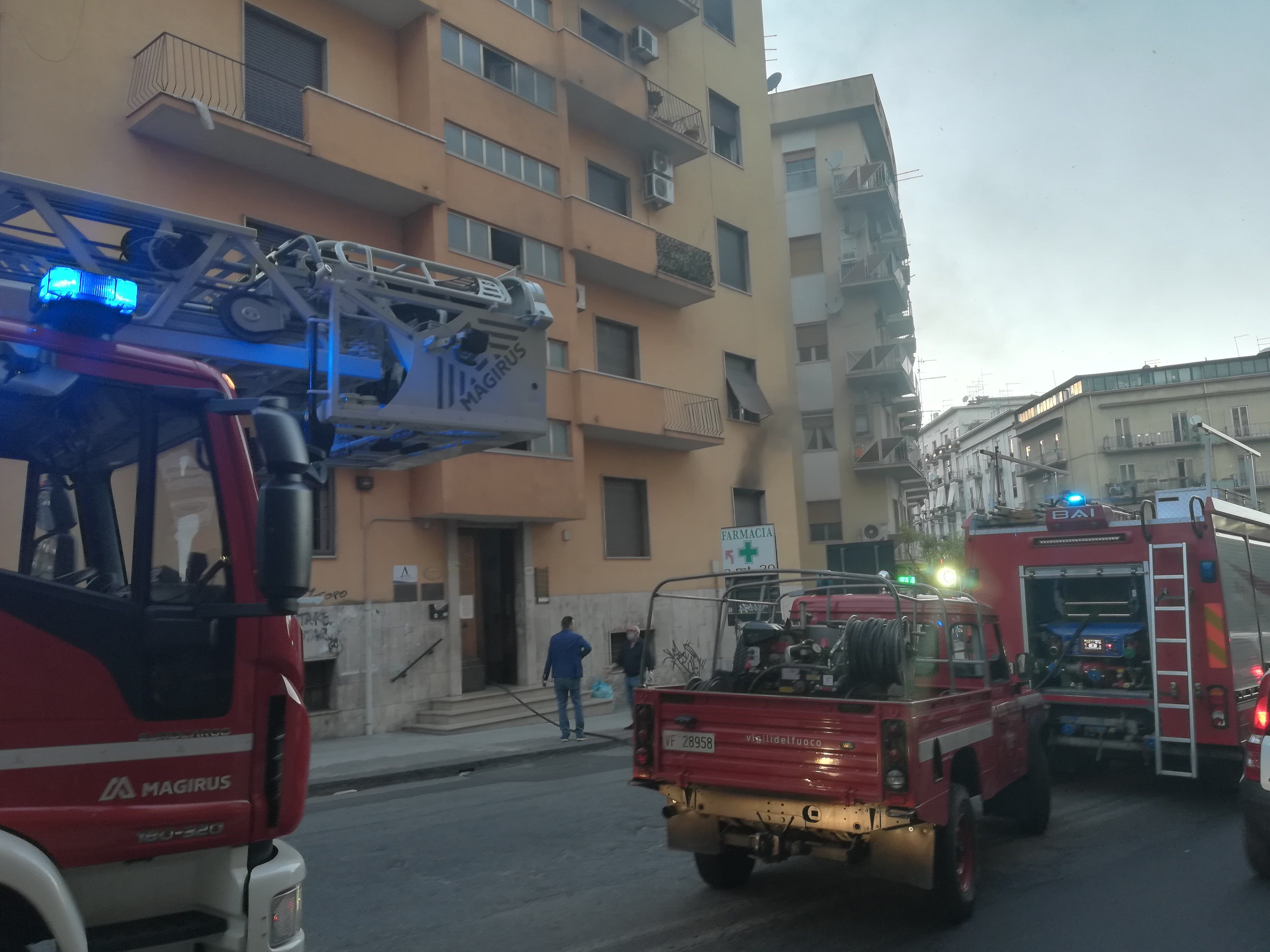 Incendio in una palazzina nel centro di Cosenza,  vigili del fuoco in azione – VIDEO