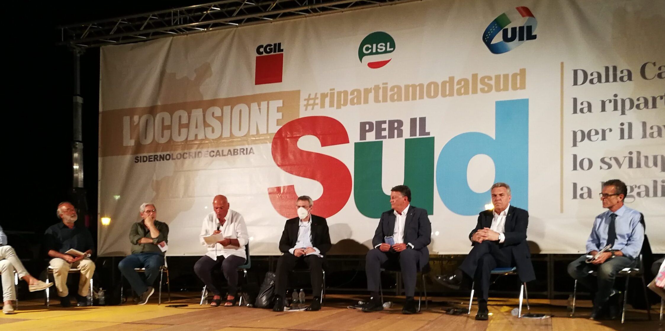I leader sindacali animano la piazza calabrese. «Da soli non si va da nessuna parte»