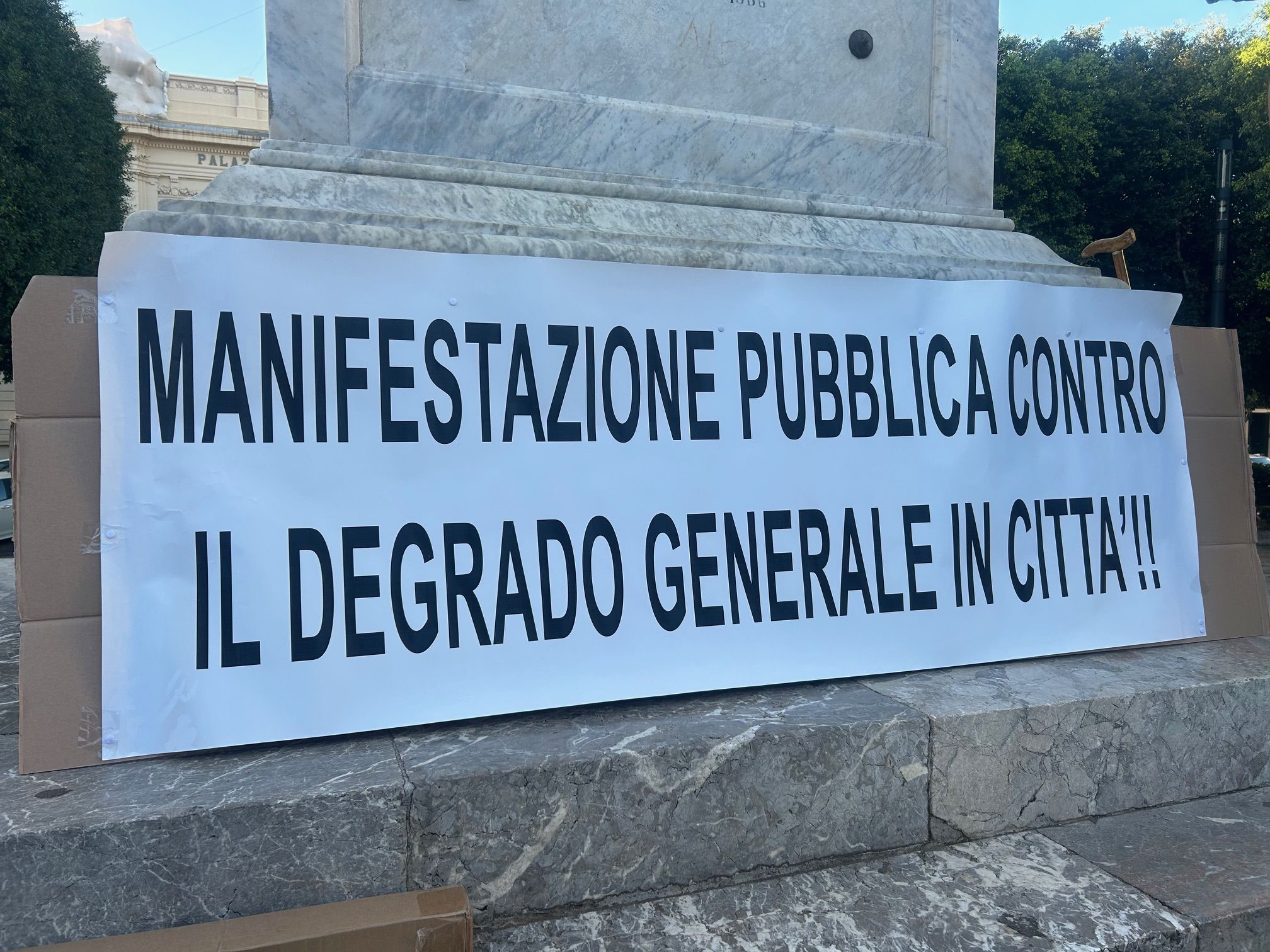 A Reggio Calabria cittadini in piazza: «Il degrado è sotto gli occhi di tutti»