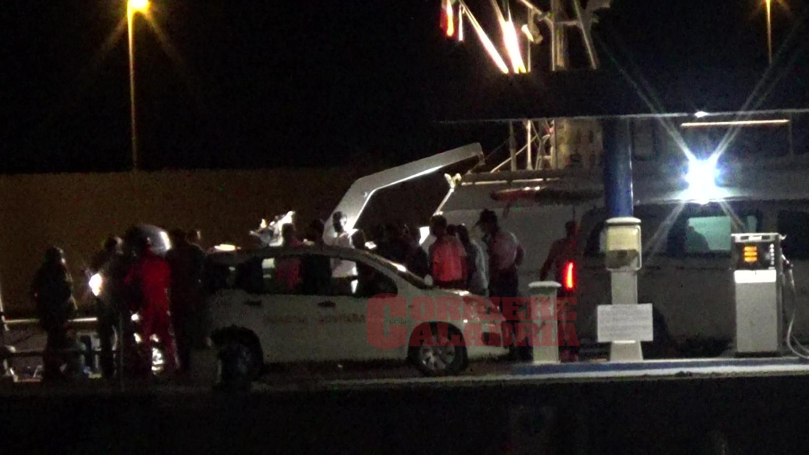 Roccella, sei vittime del naufragio arrivate in nottata al porto. Attivato lo sportello per i familiari