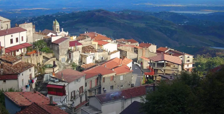 Covid, positiva una responsabile: scuole chiuse ad Acquaformosa