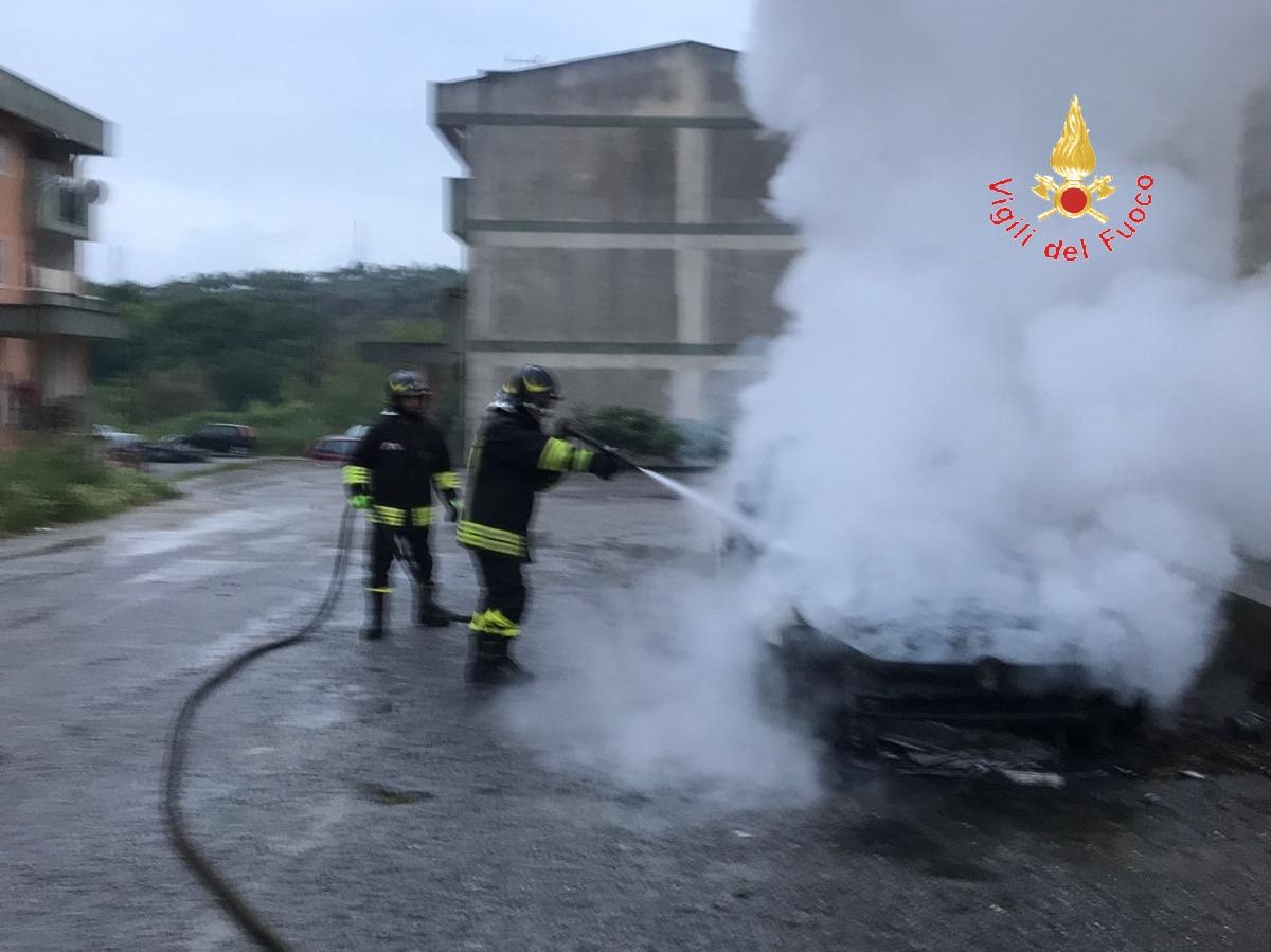 Catanzaro, nella notte incendiate quattro auto in tutta la provincia