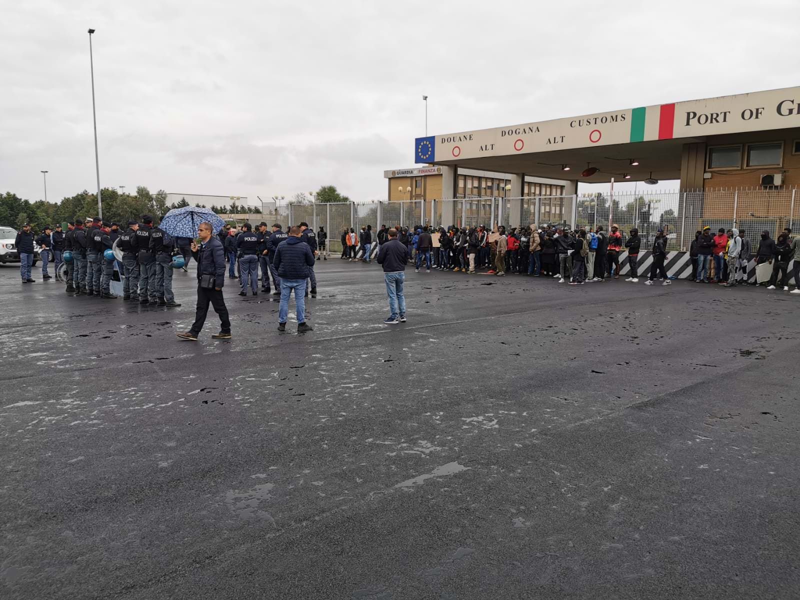 «Chiediamo un documento per vivere e lavorare». Sit-in dei migranti a Gioia e poi a Reggio