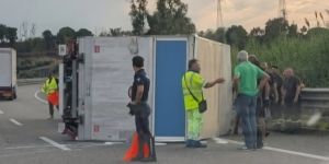 Camion si ribalta sulla A2 a Rosarno, ferita una donna. Circolazione bloccata