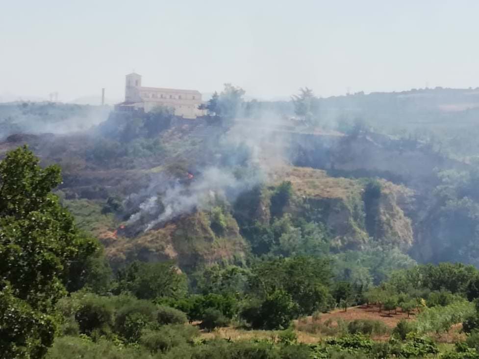 Castrovillari, incendio sul colle della Madonna del Castello