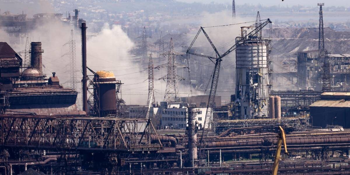 Al via l’evacuazione dall’acciaieria, 100 civili fuori da Azovstal