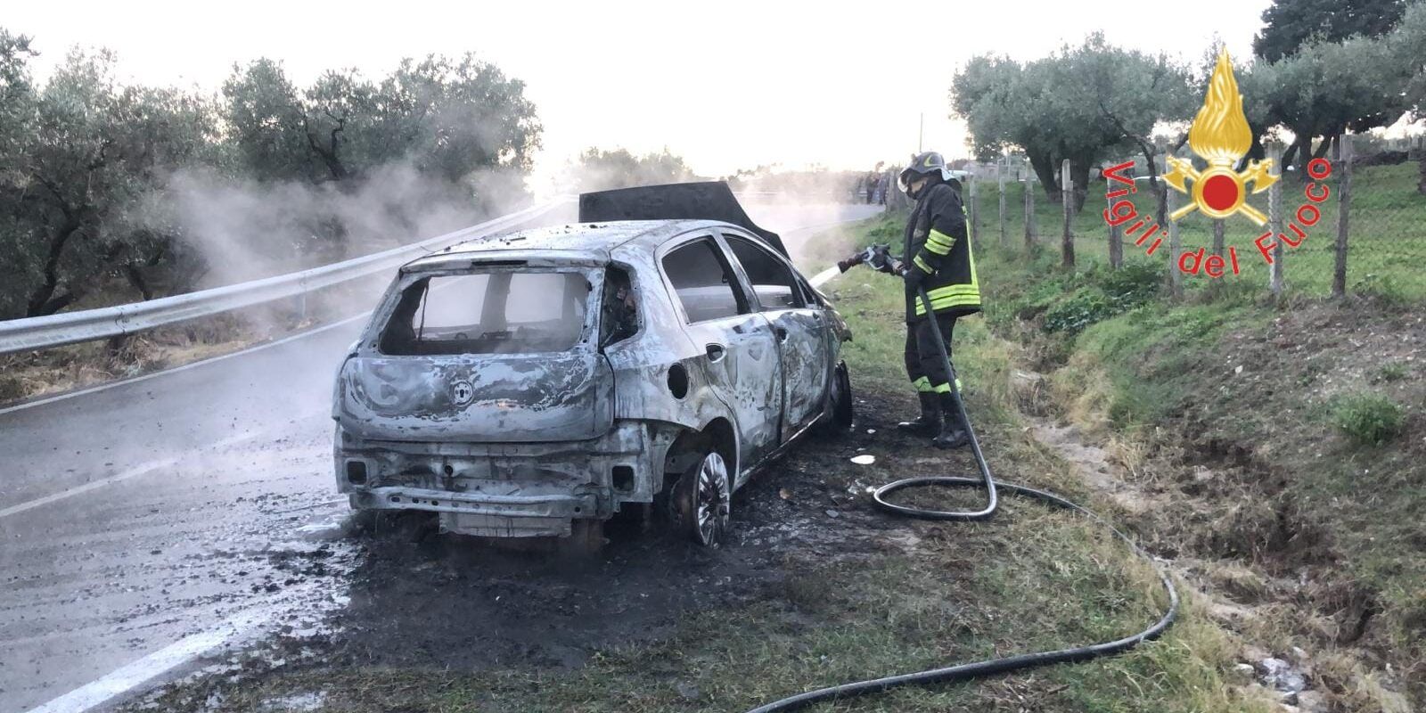 Auto in fiamme nel Catanzarese, salvo il conducente – VIDEO