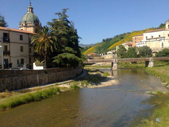 Cosenza, in fiamme il ponte sul Busento. Occhiuto: «È un atto doloso»