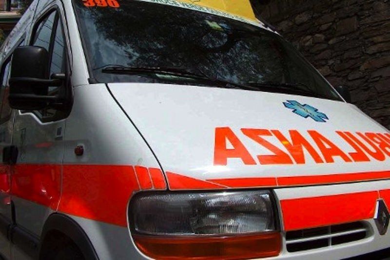 Cade dal balcone e finisce in quello di sotto, non è grave