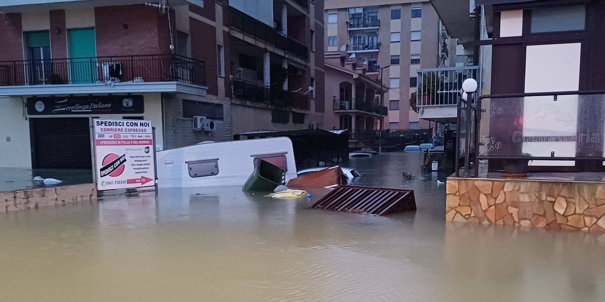 Il ciclone Harry si abbatte sulla Calabria: treni sospesi, mareggiate e danni – FOTO E VIDEO