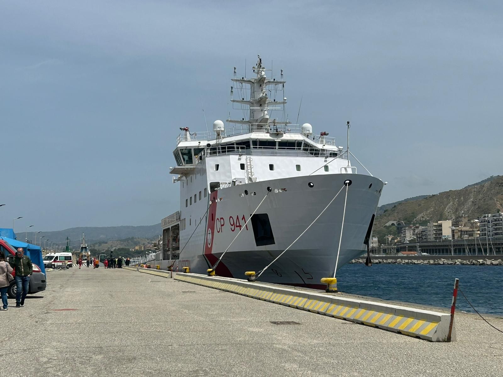 La “Diciotti” al porto di Reggio Calabria con a bordo 535 migranti – VIDEO