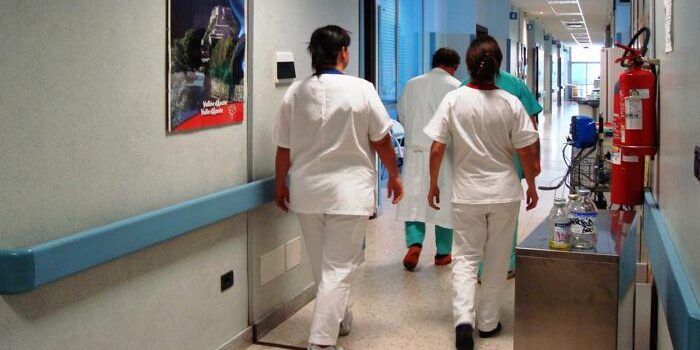 Sanità, gli oss precari si appellano a Occhiuto: «Che fine faremo?»