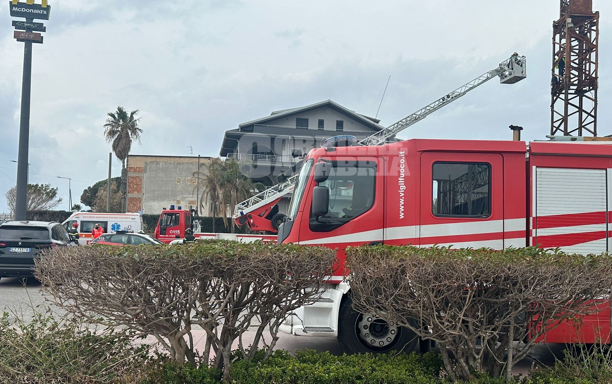 Apprensione a Siderno: uomo sale su una gru in segno di protesta