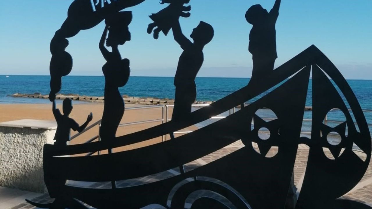 Naufragio di Cutro, a Crotone una stele in memoria delle vittime