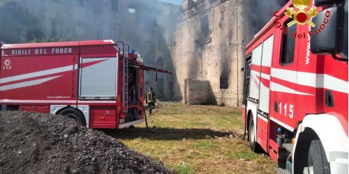In fiamme un palazzo abbandonato a Briatico, vigili del fuoco in azione