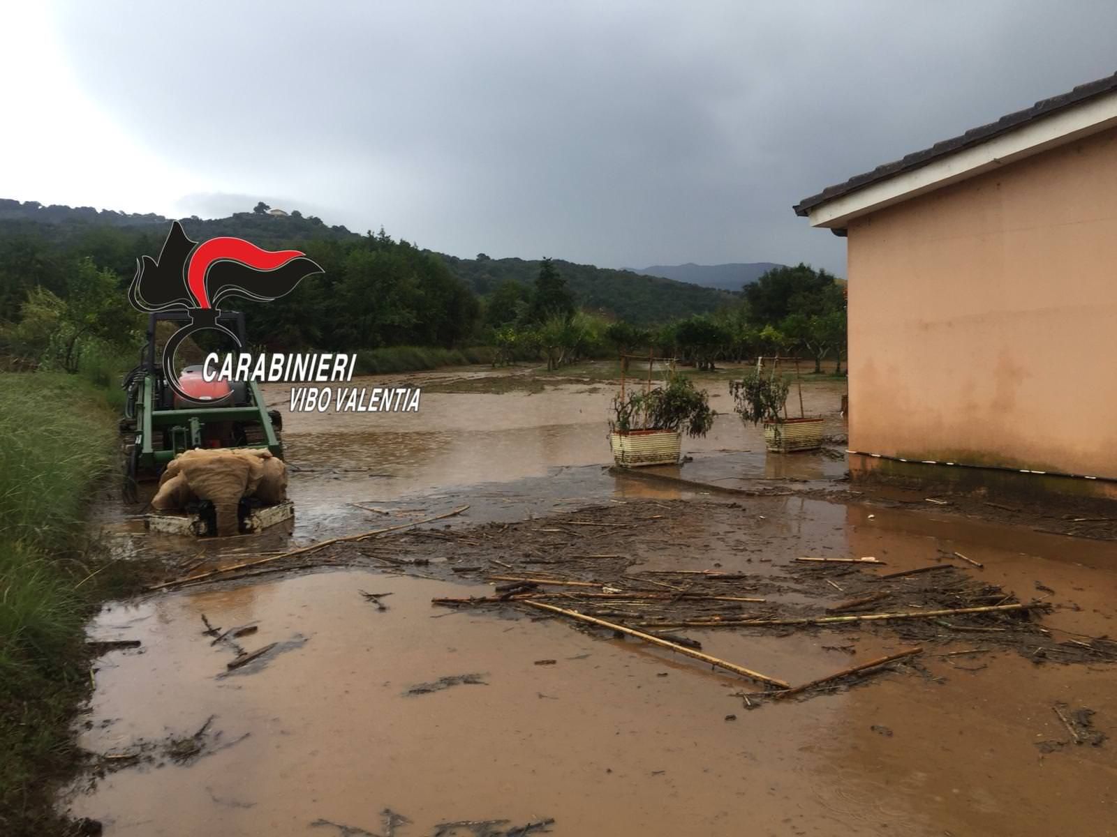 Il torrente esonda e allaga la loro casa, coppia di anziani salvata a Pizzo
