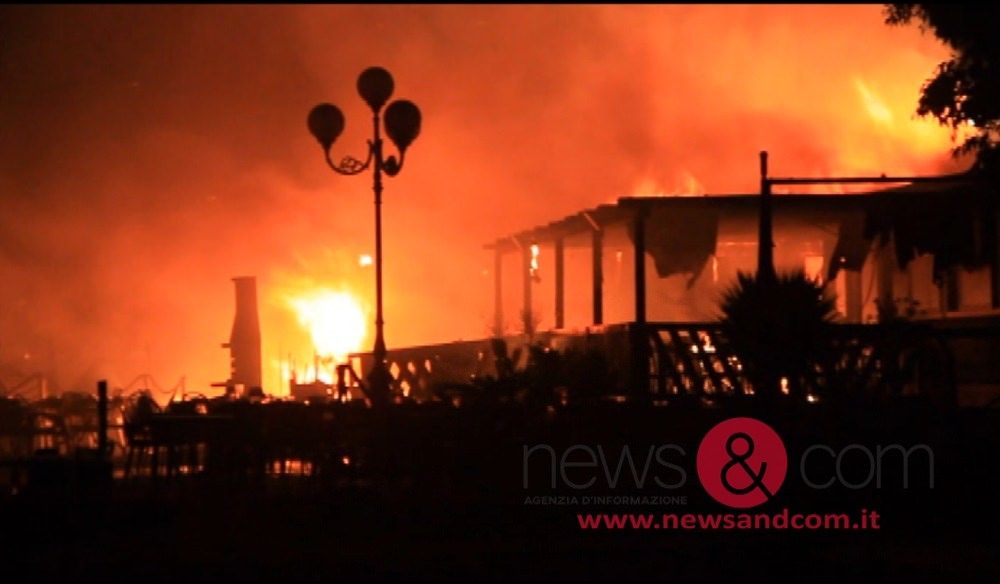 Catanzaro, lido in fiamme mentre la gente era a cena – VIDEO