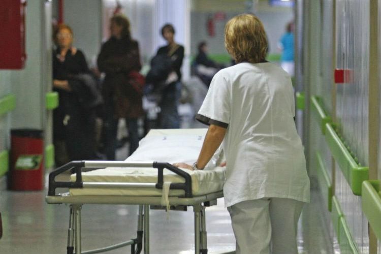 Morta dopo parto, il marito chiede la sospensione dei medici