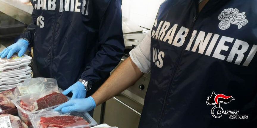 Cibo congelato e mal conservato in macelleria, una denuncia nel Reggino