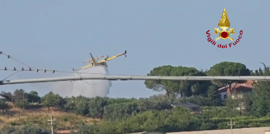 Incendio in corso in un quartiere di Crotone, in azione Vigili del fuoco e due canadair – VIDEO
