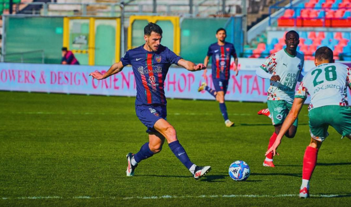 Cosenza, è notta fonda. Tris del Palermo al “San Vito-Marulla”. Compleanno amaro per i Lupi