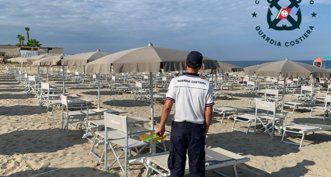 Cirò Marina, stabilimento balneare occupa 375 metri quadri di spiaggia in più: denunciato il titolare
