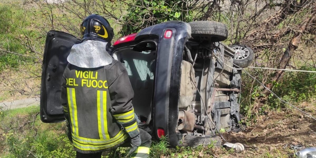 Fiat Panda si ribalta a Simeri, donna trasportata in ospedale con l’elisoccorso – VIDEO