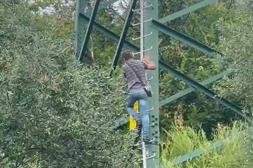 Sfrattato, sale su un traliccio dell’alta tensione e minaccia di suicidarsi