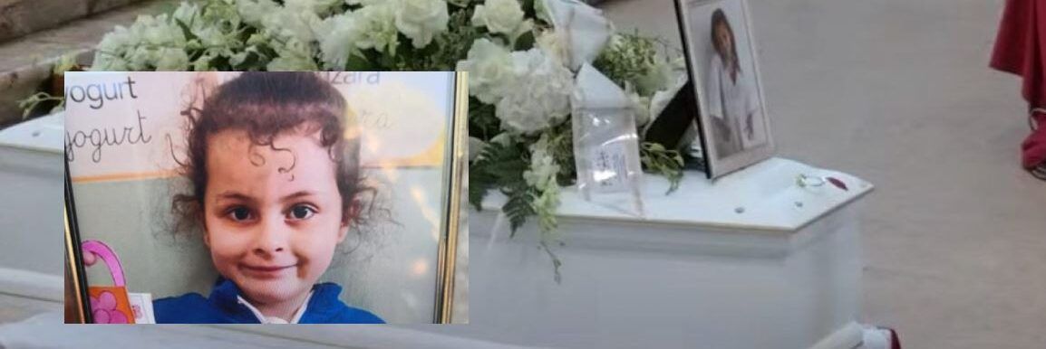 Folla per l’addio ad Elena. Il vescovo: «Veglia su di noi adulti»