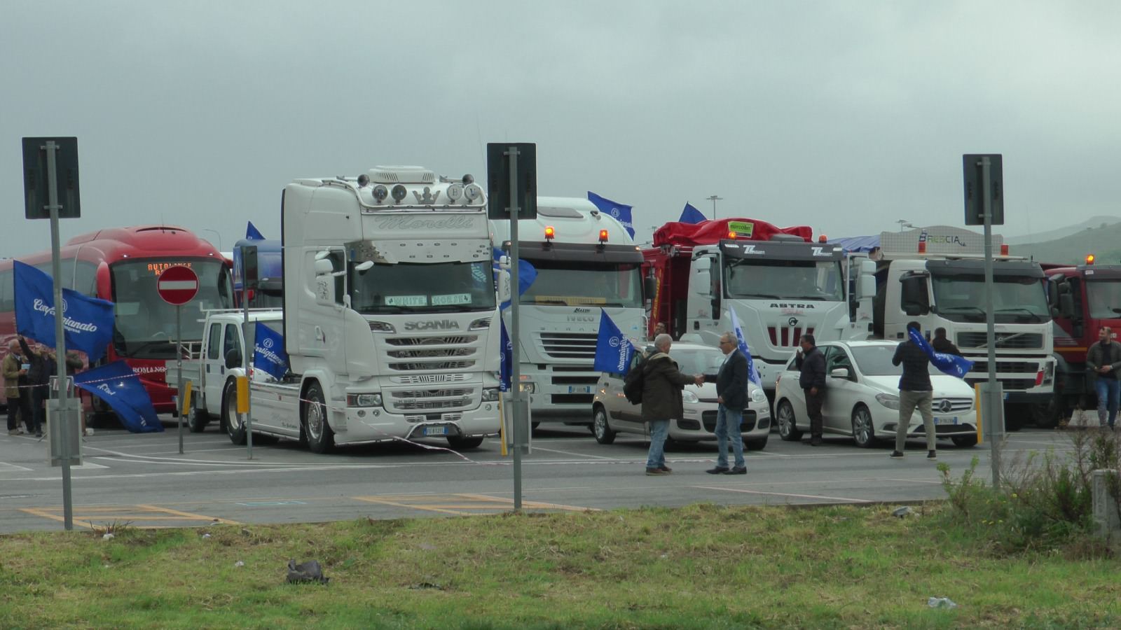 Corteo "lumaca" contro i ritardi per la nuova 106