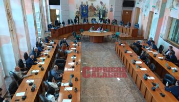 Cosenza, in Consiglio comunale rinviata la discussione sulla nuova gestione dei parcheggi